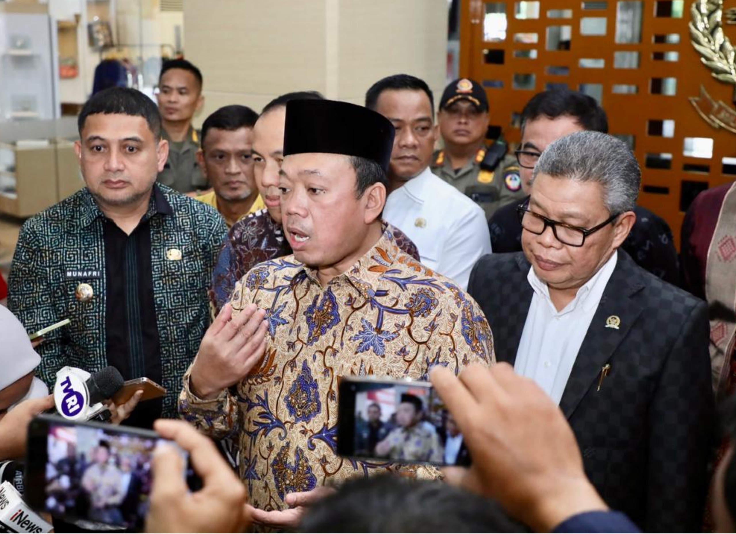 Makassar - Menteri Agraria dan Tata Ruang/Kepala Badan Pertanahan Nasional (ATR/BPN), Nusron Wahid, mengimbau masyarakat yang memiliki sertipikat tanah terbitan lama untuk segera melakukan pemutakhiran data guna mencegah terjadinya tumpang tindih kepemili
