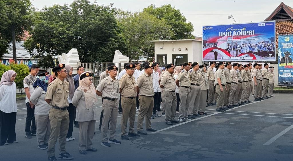 Kantor Pertanahan Kabupaten Serang melaksanakan kegiatan apel pagi rutin di halaman kantor sebagai bagian dari upaya penegakan disiplin dan kekompakan pegawai